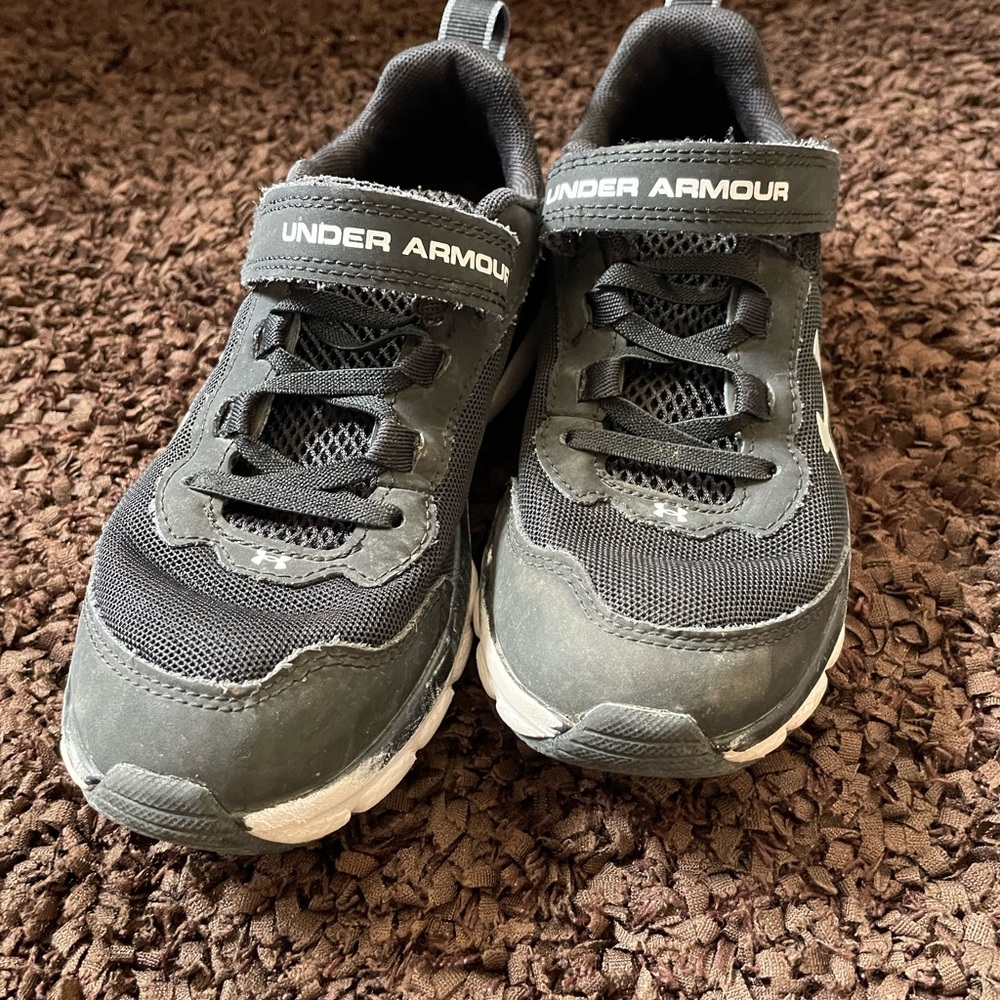 Under Armour boys tennis shoes